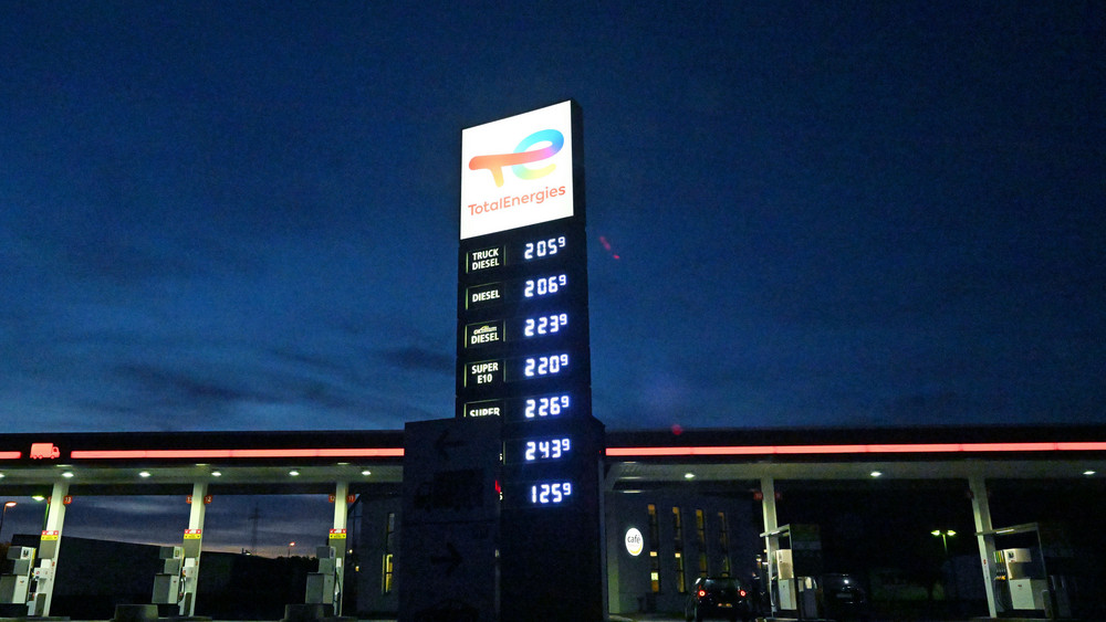 An der Autobahn tankt es sich teurer - vor allem bei Diesel gibt es einen wachsenden Abstand zu anderen Tankstellen (Symbolbild).