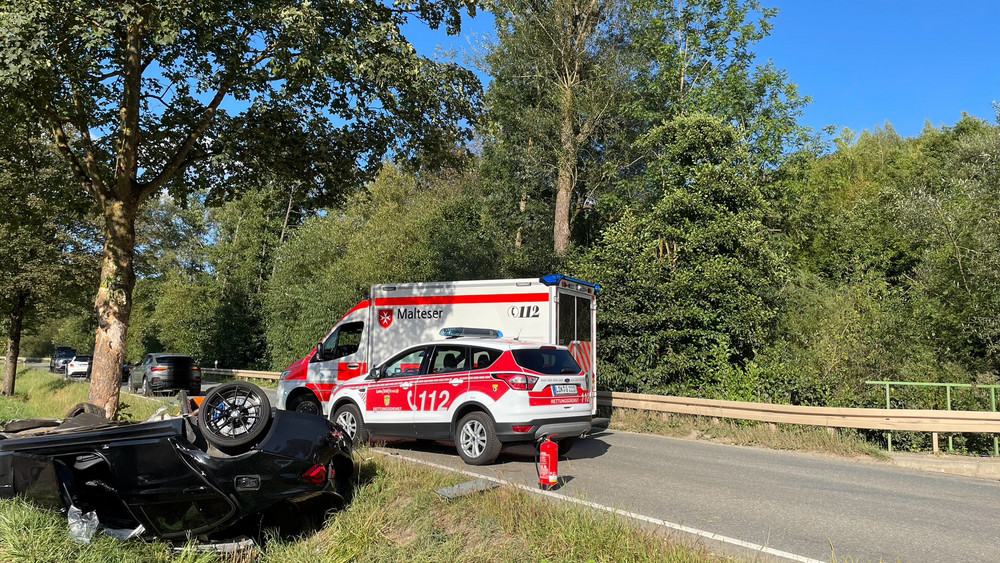 Zwei Schwerverletzte bei einem Unfall auf der L3053.