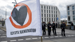Kassel: Polizei stoppt Klimaaktivisten auf Altmarkt