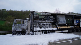 LKW-Brand A44 bei Diemelstadt sorgt für Autobahn-Vollsperrung und Stau