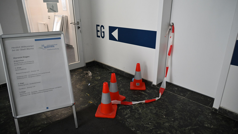 Ein oder mehrere unbekannte Täter brachen in Worms in das Verwaltungsgebäude in der Folzstraße ein, wo auch das Bürgerservicebüro der Stadtverwaltung untergebracht ist