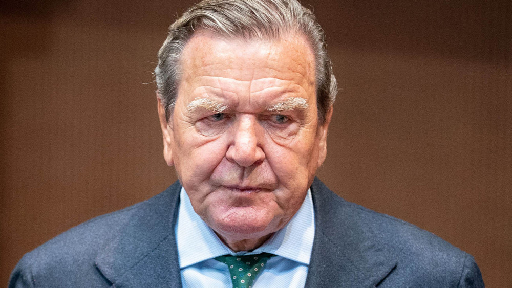 Altkanzler Gerhard Schröder, der wegen seiner engen Verbindungen nach Russland in der Kritik steht, mochte den Verlust seiner Privilegien nicht hinnehmen. Mit einer Klage hat er um Büro und Mitarbeiter gekämpft. Zunächst erfolglos.