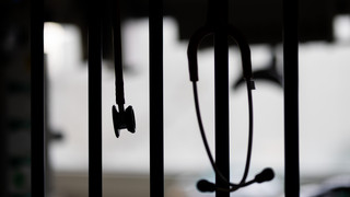 Krankes Kind: Mit diesen Symptomen sofort zum Arzt gehen