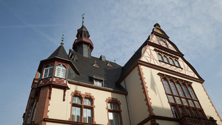 Limburger Rathaus leuchtet orange: Zeichen gegen Gewalt an Frauen