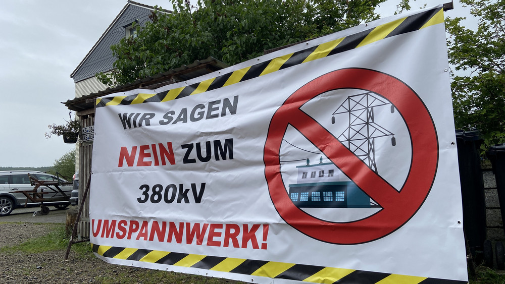 Protestplakat in Waldeck-Netze gegen das geplante Umspannwerk. Am Donnerstag soll eine Bürger-Initiative zu dem Thema gegründet werden.