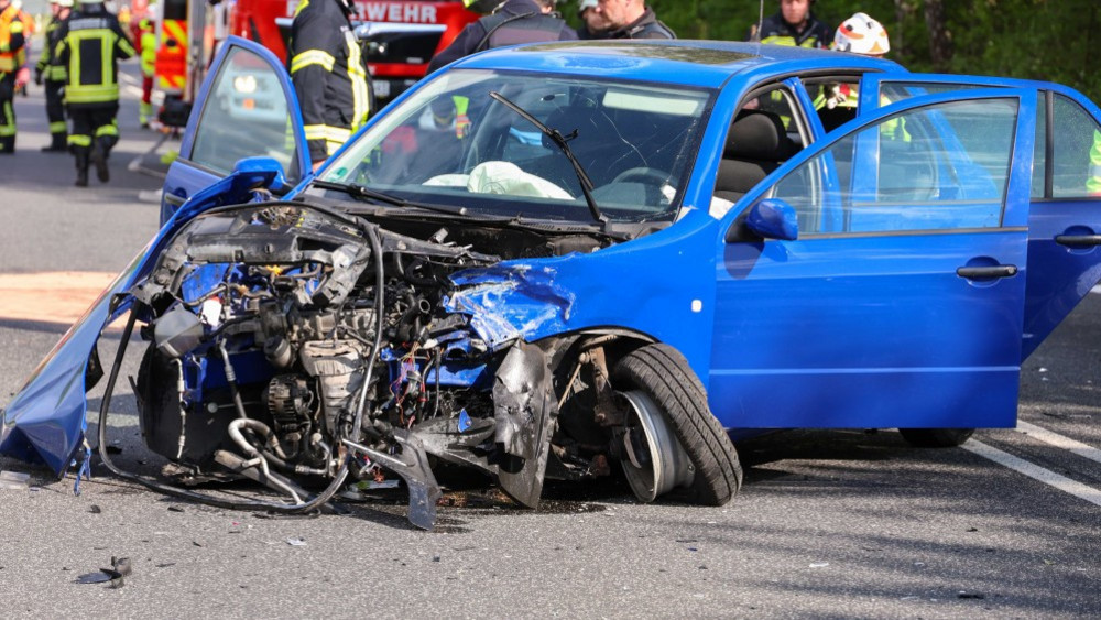 Die beteiligten Autos wurden durch den Unfall völlig zerstört. 