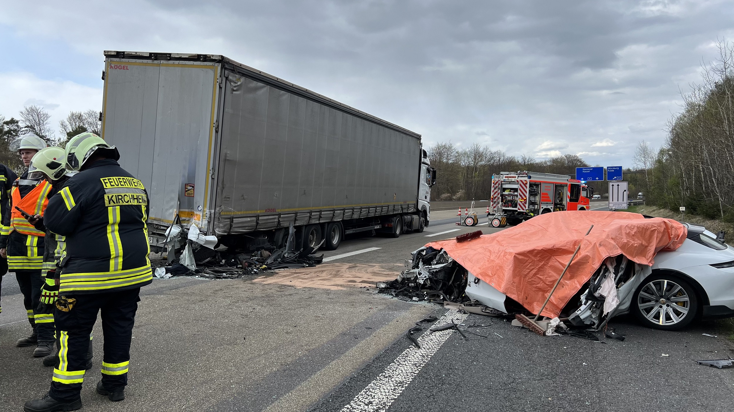 Elektro-Porsche rast auf A5 in Sattelzug - 71-jähriger Fahrer stirbt