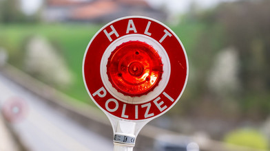Polizist will Autofahrer anhalten und wird angefahren