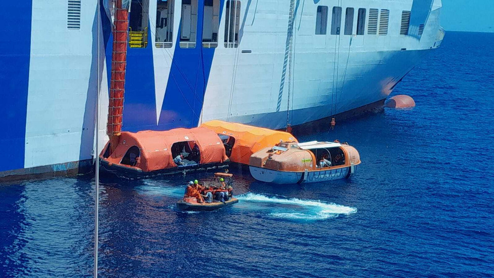 Auf der Fähre Tenacia ist auf halber Strecke zwischen Valencia und Mallorca ein Feuer in einem Technikraum ausgebrochen ist. Wegen des Feuers mussten 350 Passagiere 24 Stunden auf See ausharren.