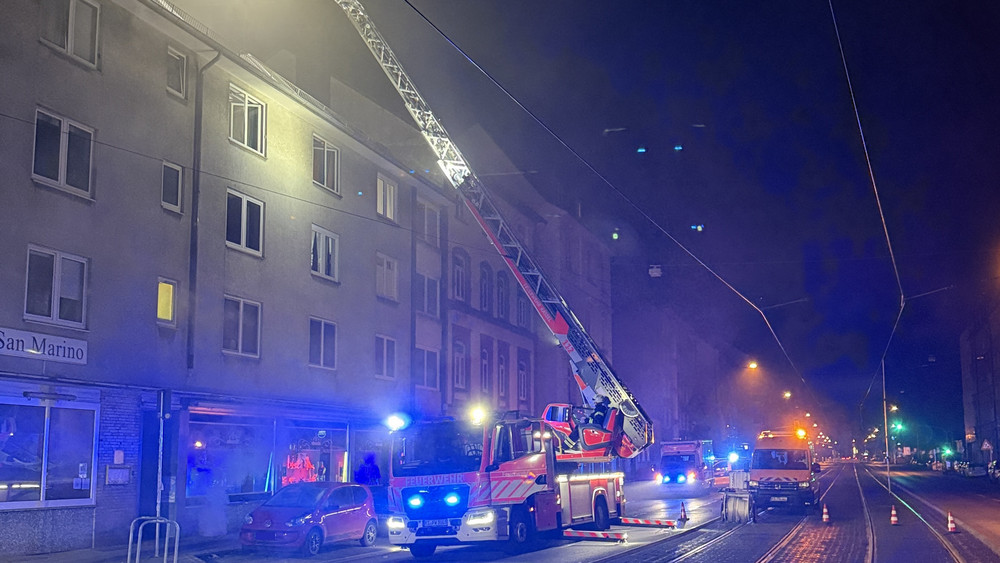 Die Feuerwehr Kassel musste von Montag- auf Dienstagnacht ausrücken und einen Brand in der Frankfurter Straße löschen.