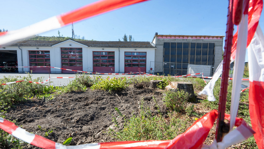 Zu niedrig für die Fahrzeuge: Das neue Feuerwehrgerätehaus in Netphen.
