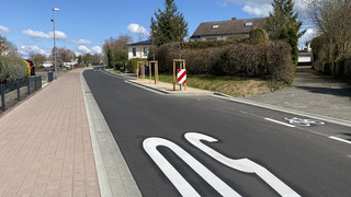 Fuldabrück: Neuer Fahrradschutzstreifen von Beet unterbrochen