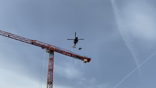 Spektakuläre Rettung: Kranführer aus 40 Metern Höhe geholt