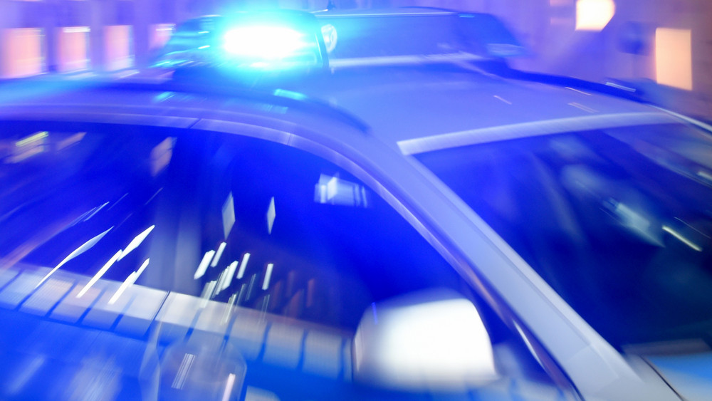 Böllerwürfe in Wiesbaden - dabei ist ein Polizist verletzt worden.