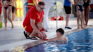 RhönEnergie lädt zum Schwimmabzeichen-Tag: Was Sie erwartet