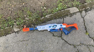 Neu-Isenburg: Mann mit Spielzeug-Gewehr unterwegs