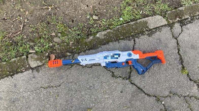 Neu-Isenburg: Mann mit Spielzeug-Gewehr unterwegs