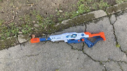 Neu-Isenburg: Mann mit Spielzeug-Gewehr unterwegs