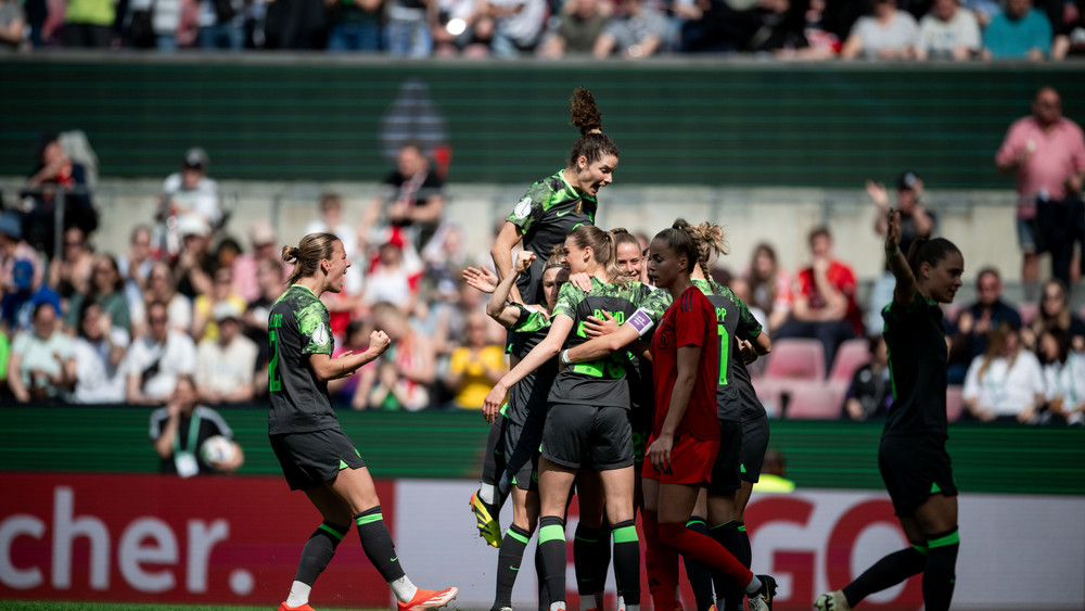 Die Wolfsburger Fußball-Frauen feiern den nächsten DFB-Pokal-Sieg.
