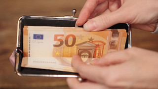 Lohnschere zwischen Ost und West bleibt – So viel weniger verdienen Ostdeutsche