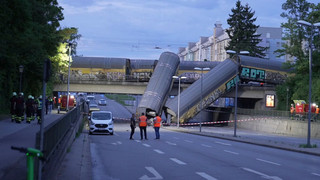 München: Zwei Güterzug-Waggons stürzen von Brücke