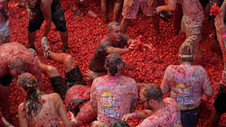 La Tomatina 2026: Tausende färben spanische Kleinstadt beim Tomatenschlachtfest rot