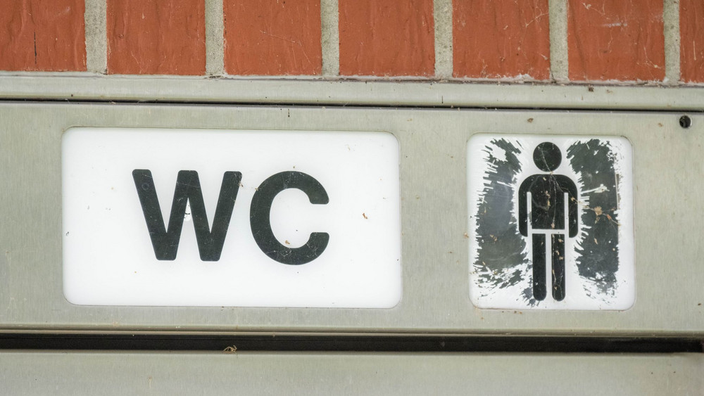 Eine Auseinandersetzung um ein verschmutztes WC löst einen Polizeieinsatz auf der Autobahn 61 aus (Symbolbild).