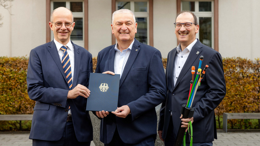 50 Millionen Euro Bundesförderung für den Glasfaserausbau überbrachte (von links) Staatssekretär Michael Brand an Landrat Bernd Woide und den Breitbandbeauftragten des Landkreises, Christof Erb. 