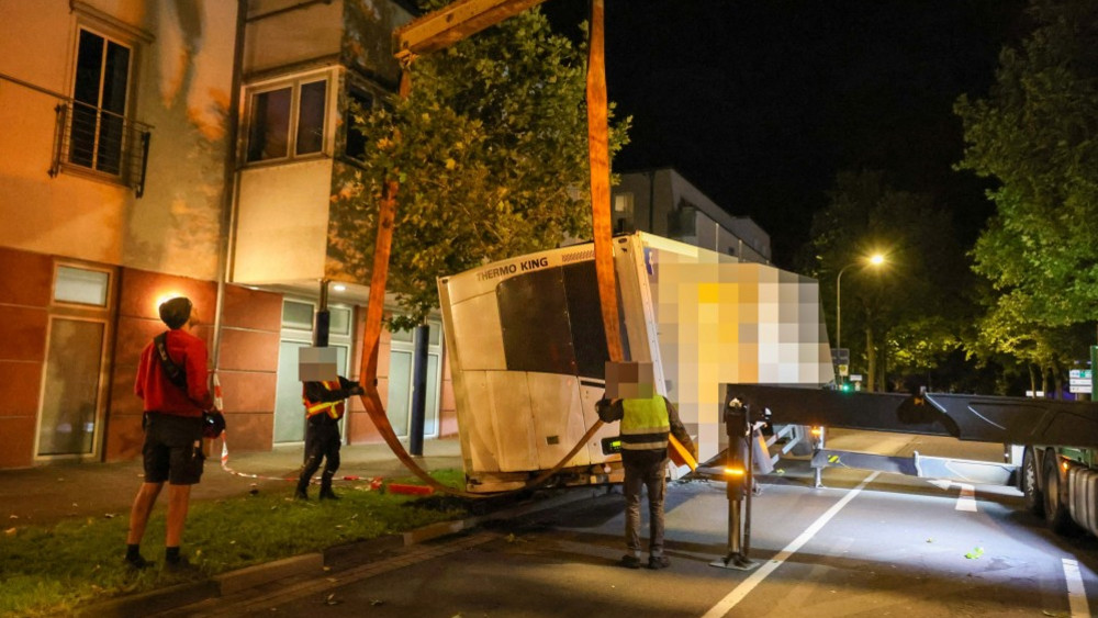Mit einem Kran wurde der tonnenschwere Auflieger angehoben und später wieder auf eine Zugmaschine aufgesetzt.  