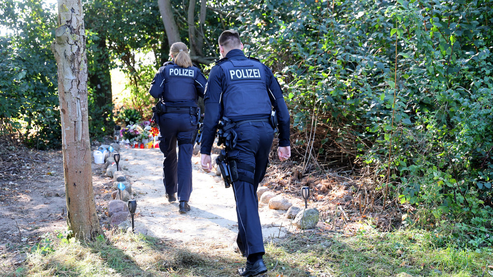 Polizeibeamte am Fundort des Jungen in Pragsdorf bei Neubrandenburg.