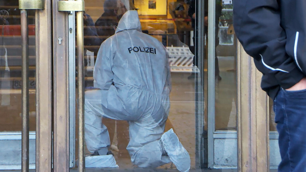 Ein Mitarbeiter der Spurensicherung der Polizei ist an der Universität in Mannheim im Einsatz