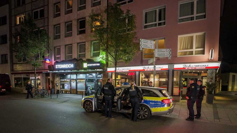 Polizeikräfte sind im Oktober 2025 vor dem Wettbüro, dem Tatort, im Einsatz (Archivbild).