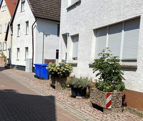 Darum müssen in Rosbach Pflanzkübel runter von der Straße
