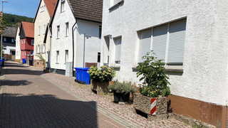 Darum müssen in Rosbach Pflanzkübel runter von der Straße