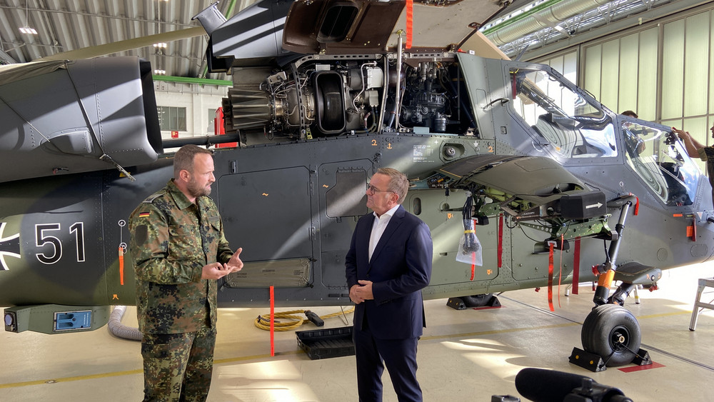 In der Wartungshalle für die Tiger-Kampfhubschrauber machte sich Pistorius ein Bild von der Arbeit der Soldaten am Standort in Fritzlar.