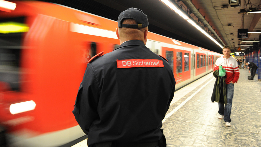 Ein DB-Sicherheitsmann vor einer S-Bahn
