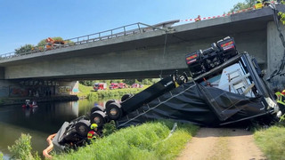 A24: Lastwagen stürzt von Autobahnbrücke in Kanal - Zwei Schwerverletzte