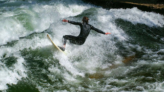 Wellenwäsche mit Folgen: Rätselhaftes Verschwinden der Münchner Eisbachwelle