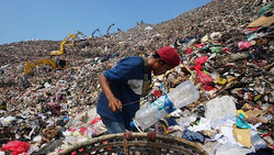 Müllsammler arbeiten auf Indonesiens größter Deponie