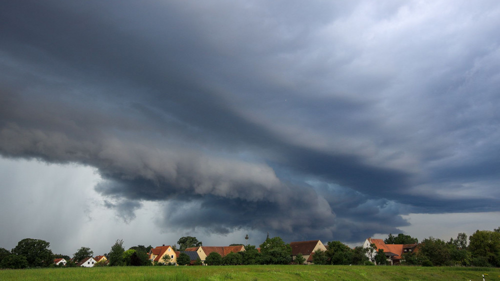 Gewitter mit Starkregen und Hagel