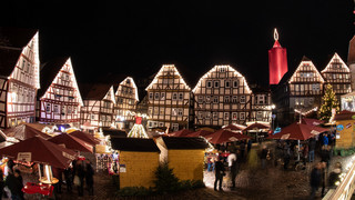 Größte Kerze der Welt leuchtet wieder: Weihnachtsmarkt in Schlitz