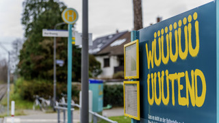 Hohe Schäden in Hessen: Plakate gegen Vandalismus an Haltestellen