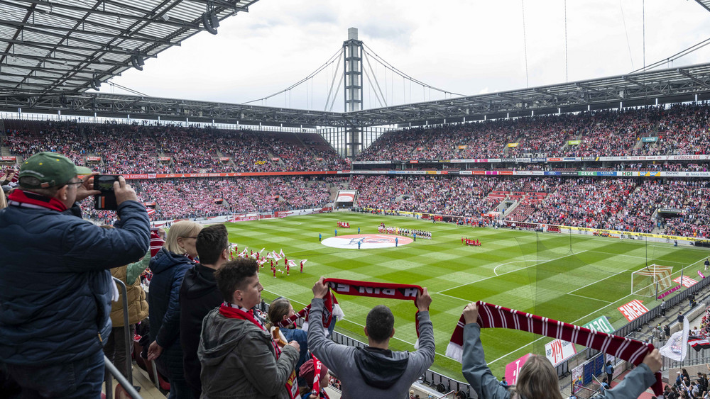 In Köln wurde ein neuer Zuschauerrekord für ein Spiel der Frauen-Bundesliga aufgestellt.