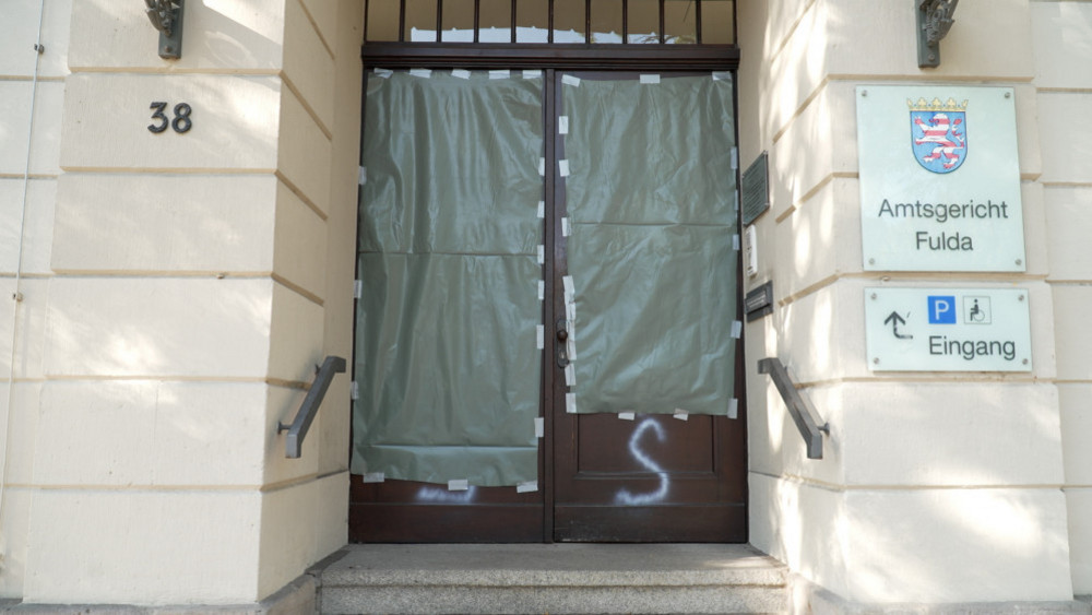 Unbekannte haben unter anderem eine Tür des Amtsgerichts in Fulda mit Schmierereien beschmutzt. 