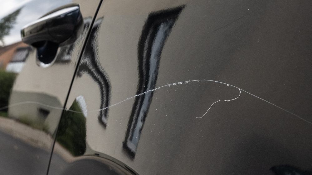 Unbekannte haben in Gleichen im Kreis Göttingen mindestens 22 Autos zerkratzt. (Symbolbild)