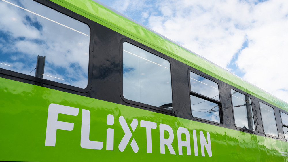Bus-und Zugbetreiber Flix erwartet einen Rekordumsatz. 