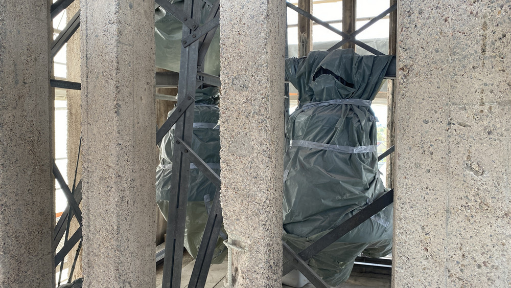 Die drei Glocken im Kirchturm sind während der Baumaßnahmen eingepackt und abgestellt. 