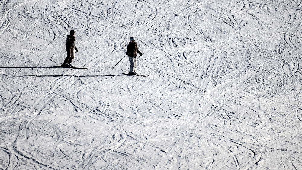 Bei einem Skiunfall in Tirol ist ein 39-Jähriger aus dem Main-Kinzig-Kreis schwer verletzt worden (Symbolbild Skifahrer). 
