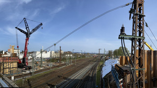 Spektakuläre Bilder in Hanau: 42 Meter lange Brücke wird eingehoben