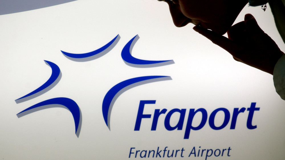 Der Frankfurter Flughafenbetreiber Fraport rechnet mit etwas besseren Zahlen für 2023 als zunächst angenommen.
